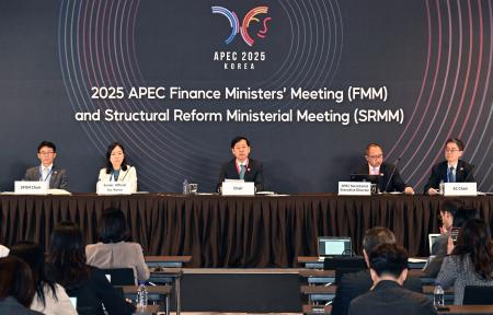APEC財務相会合について記者会見する韓国政府関係者ら=23日、韓国・仁川(聯合=共同)