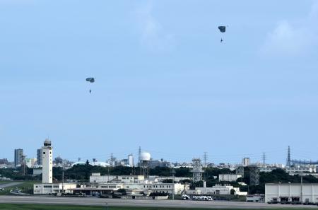 米空軍が沖縄県の嘉手納基地で実施したパラシュート降下訓練=23日午後
