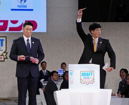 米スタンフォード大・佐々木麟太郎内野手の交渉権を獲得したソフトバンク・城島CBO。左はDeNA・相川監督=23日午後、東京都内のホテル