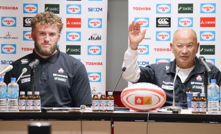 記者会見するラグビー日本代表のジョーンズHC(右)とディアンズ=23日、東京都内