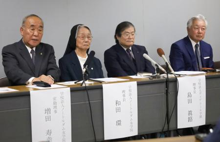 記者会見するノートルダム女学院、ヴィアトール学園両学校法人の関係者=23日午後、京都市上京区