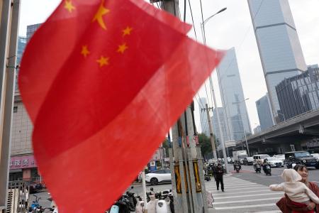 掲げられた中国国旗と北京の街並み=23日(共同)