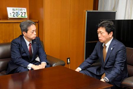 国交省を訪れ、水嶋智事務次官(右)と面会するJR九州の古宮洋二社長=23日午後