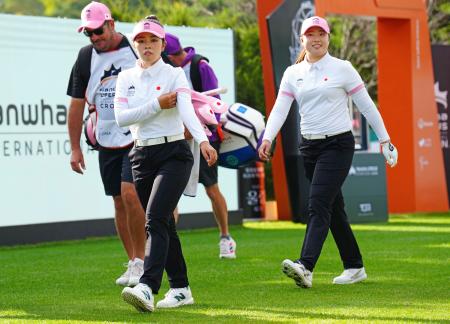 　第１ラウンド、１番で移動する山下美夢有（手前左）と竹田麗央（同右）＝新朝鮮ＣＣ（共同）