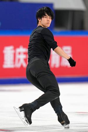 公式練習で調整する山本草太=重慶(共同)