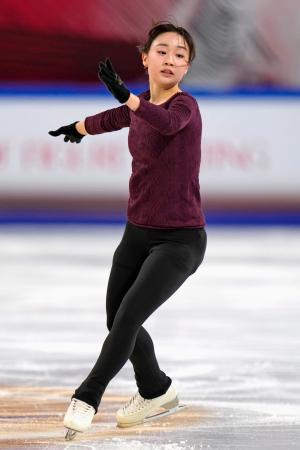 公式練習で調整する松生理乃=重慶(共同)