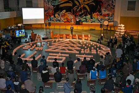 新潟県長岡市の旧山古志村地区で営まれた追悼式の会場に並べられたキャンドル＝２３日午後