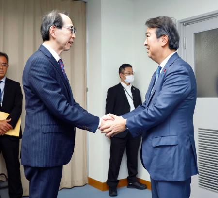 内堀雅雄福島県知事（左）と面会する石原環境相＝２３日午後、福島県庁