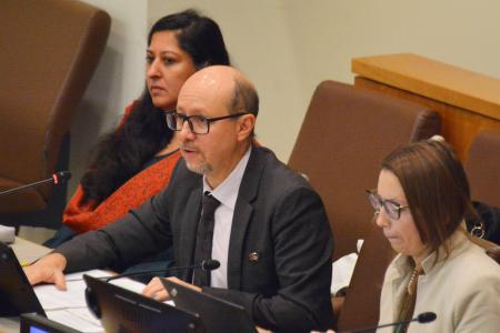 国連総会の第3委員会(人権)で発言する特別報告者のマルコス・オレリャーナ氏(中央)=23日、米ニューヨークの国連本部(共同)