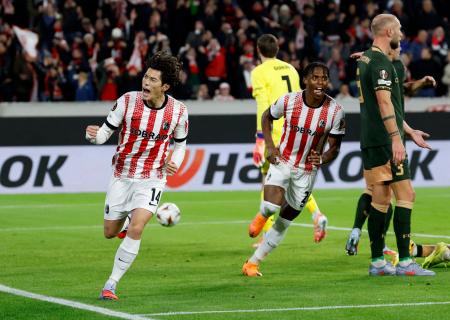 移籍後初ゴールを挙げたフライブルク（ドイツ）の鈴木唯人（左）＝２３日（ロイター＝共同）