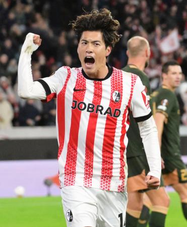 ユトレヒト戦の前半、ゴールを決め喜ぶフライブルクの鈴木=フライブルク(共同)