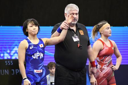 女子57キロ級準決勝でハンガリー選手(右)に勝利した藤波朱理=ノビサド(共同)