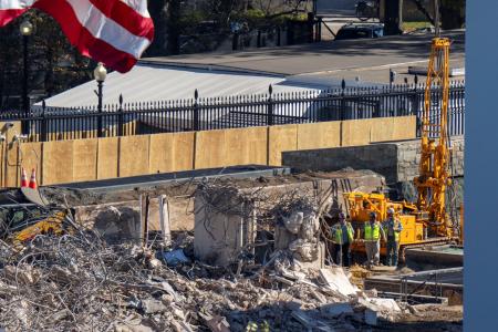 解体された米ホワイトハウスの東棟＝２３日、ワシントン（ロイター＝共同）