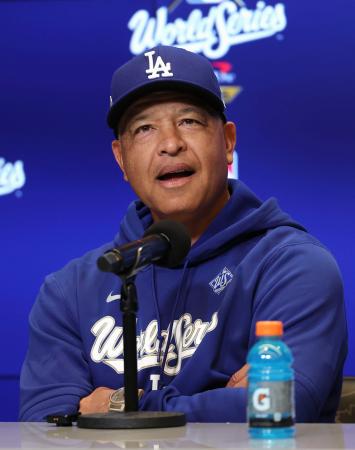 報道陣の取材に応じるドジャースのロバーツ監督＝トロント（共同）