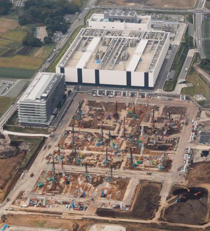 ＴＳＭＣ熊本第２工場の建設地。奥は第１工場＝２４日午前、熊本県菊陽町（共同通信社ヘリから）