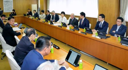 自民党本部で開かれた総務会＝２４日午前、東京・永田町