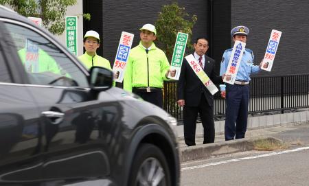 「ながら運転」の撲滅を呼びかける則竹崇智さん(右から2人目)ら=24日午前、愛知県一宮市