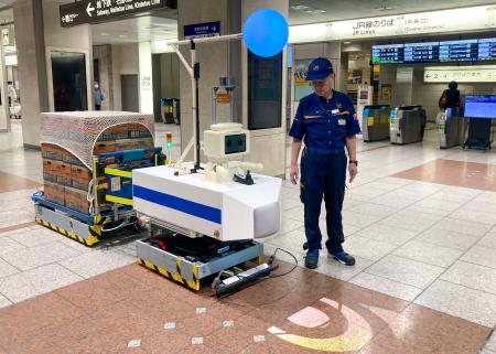 ＪＲ東海が実証試験で公開した、重量物を自動搬送するロボットの試作機＝２４日午前、名古屋駅