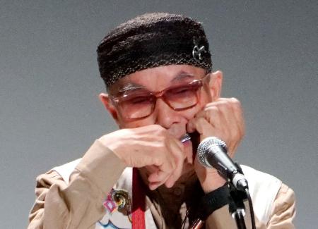 口琴の国際大会の開会式で演奏する奏者＝２４日午前、北海道釧路市の阿寒湖アイヌコタン