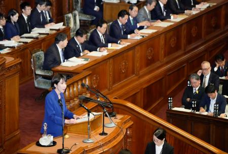 衆院本会議で就任後初めての所信表明演説をする高市首相=24日午後