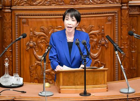 衆院本会議で就任後初の所信表明演説をする高市首相=24日午後