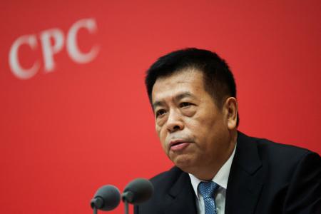 記者会見する国家衛生健康委員会の雷海潮主任=24日、北京(ロイター=共同)