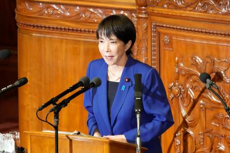 衆院本会議で就任後初めての所信表明演説をする高市首相＝２４日午後