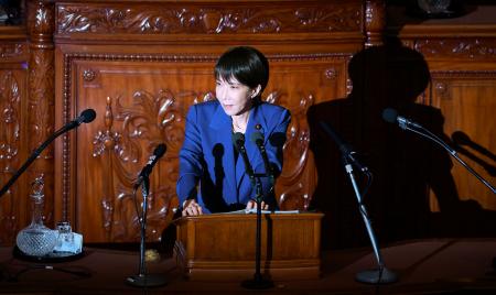 衆院本会議で就任後初めての所信表明演説をする高市首相＝２４日午後