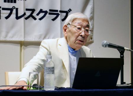 関西プレスクラブの会合で講演する被団協の田中聡司代表理事=24日午後、大阪市中央区