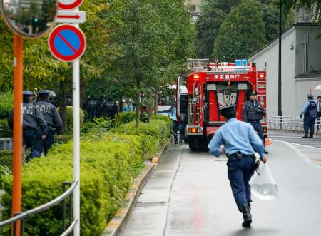 警視庁機動隊員がけがをした現場付近=24日午後3時11分、東京都港区