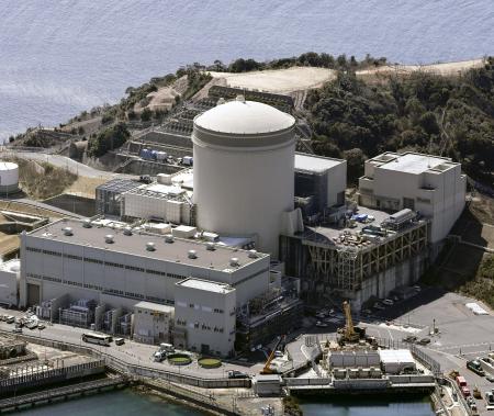 関西電力美浜原発３号機＝３月、福井県美浜町（共同通信社ヘリから）