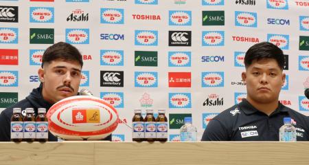 オーストラリア代表戦に向けた前日練習後に記者会見するラグビー日本代表の小林賢(右)とライリー=24日、国立競技場