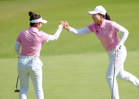 　第２ラウンド、１１番でバーディーを奪い、タッチを交わす山下美夢有（左）と竹田麗央＝新朝鮮ＣＣ（共同）