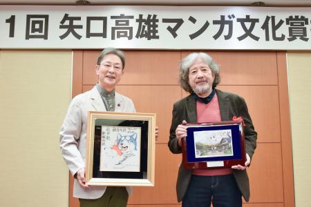 第１回「矢口高雄マンガ文化賞」の受賞を喜ぶうえやまとちさん（右）と特別賞に選ばれた村上もとかさん＝２４日、秋田市