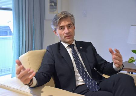 インタビューに応じるリトアニアのブドリース外相=23日、東京都港区