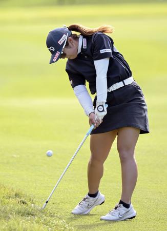 第2日、通算12アンダーで首位の佐久間朱莉=マスターズGC