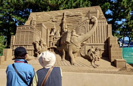 　福岡県芦屋町で始まった「あしや砂像展２０２５」で展示された作品＝２４日午前