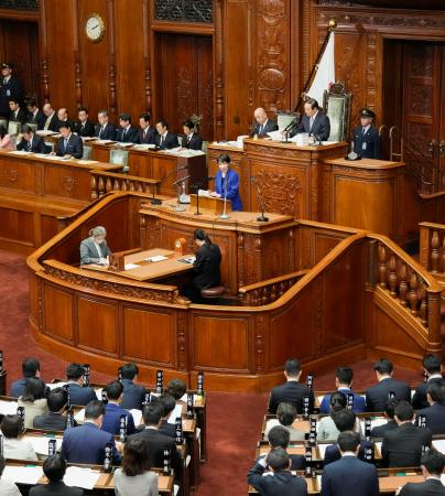 衆院本会議で就任後初めての所信表明演説をする高市首相＝２４日午後