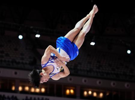 男子種目別床運動決勝 演技する南一輝=ジャカルタ(共同)