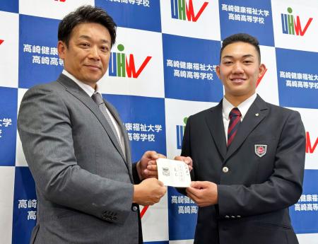 ロッテのサブロー監督(左)からあいさつを受ける群馬・健大高崎高の石垣元気投手=24日、群馬県高崎市