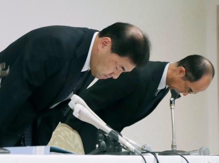 記者会見で謝罪するかんでんエンジニアリングの大久保昌利社長(手前)ら=24日午後、大阪市北区