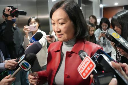 報道陣に囲まれる新民党主席の葉劉淑儀氏=22日、香港(共同)