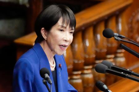 衆院本会議で就任後初めての所信表明演説をする高市首相＝２４日午後