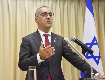 記者会見するイスラエルのコーヘン駐日大使=24日午後、東京都内