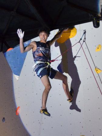 　リード決勝で完登した男子の安楽宙斗＝福岡県飯塚市