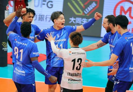 　大阪Ｂ―サントリー　第１セット　ポイントを奪い、喜ぶ西田（奥中央）ら大阪Ｂの選手たち＝ジーライオンアリーナ神戸