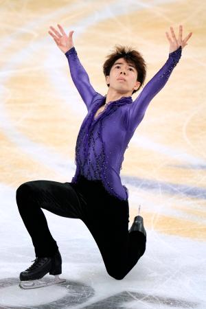 男子SP 演技する佐藤駿=重慶(共同)