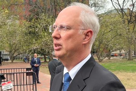 4月、ワシントンで記者団の質問に答えるドミトリエフ氏(タス=共同)