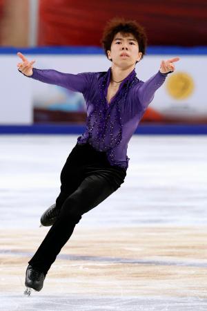 男子SP 演技する佐藤駿=重慶(共同)