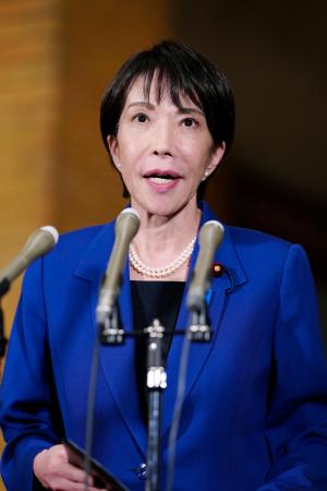 ウクライナ支援の有志国連合の首脳会合にオンライン参加し、記者団の取材に応じる高市首相=24日夜、首相公邸